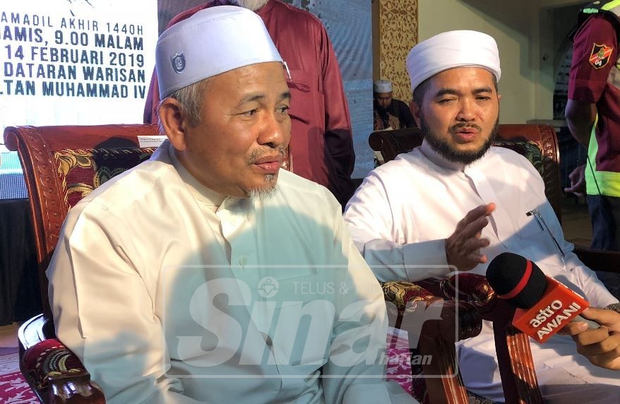 Tuan Ibrahim (kiri) ketika diminta mengulas isu RM90 juta, malam tadi.