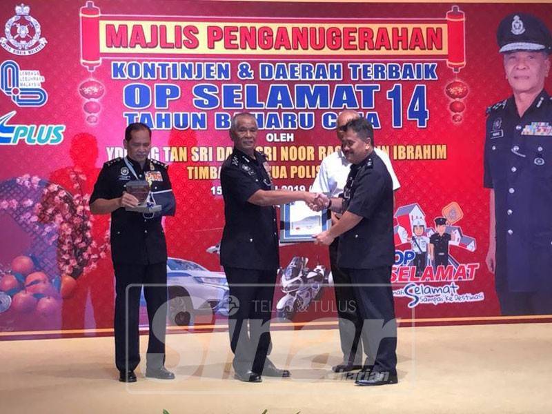 Noor Rashid (dua, kiri) menyampaikan penganugerahan dalam Majlis Penganugerahan Kontinjen dan Daerah Terbaik Ops Selamat 14 Sempena Tahun Baharu Cina 2019 di Persada PLUS.