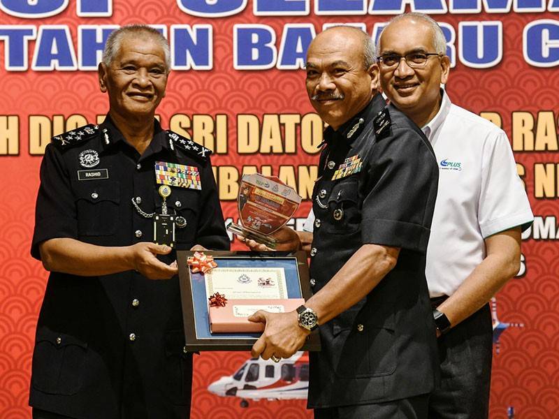 Timbalan Ketua Polis Negara Tan Sri Noor Rashid Ibrahim (kiri) menyampaikan Anugerah Kontinjen Terbaik kepada Ibu Pejabat Kontinjen Perak, yang diterima SAC Mohamad Laham pada Majlis Penganugerahan Kontinjen dan Daerah Terbaik '0p Selamat 14' sempena Tahun Baru Cina di Persada Plus hari ini. - Foto Bernama