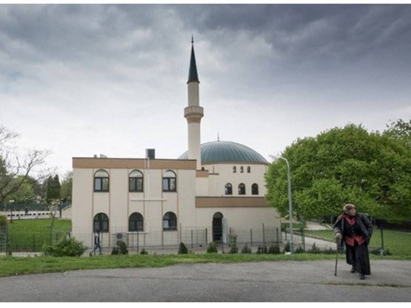 Seorang wanita berjalan di hadapan Pusat Islam Vienna.