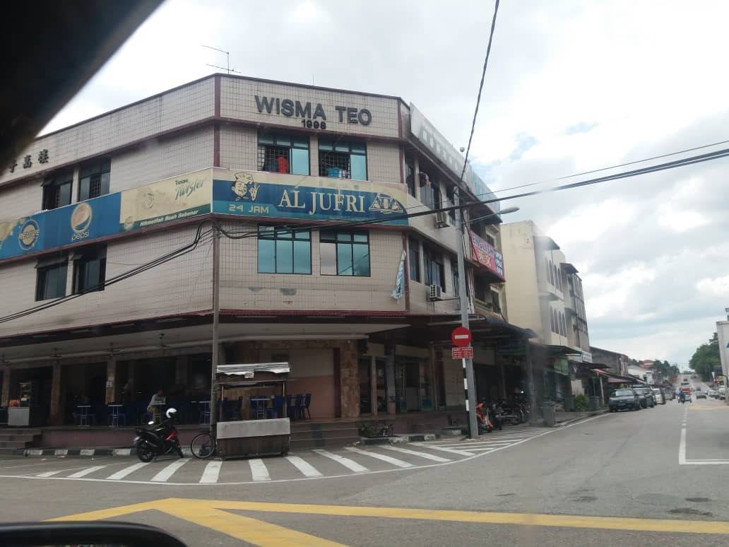 Lokasi restoran 24 jam yang menyebabkan tiga pelanggan cedera selepas dirempuh sebuah kereta Toyota Camry.