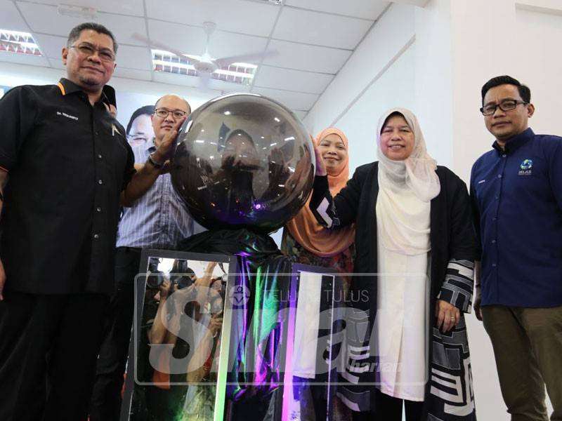 Zuraida (dua,kanan) bersama Dzulkefly (kiri) menyempurnakan gimik perasmian Majlis Penyerahan PPR Uda Utama.