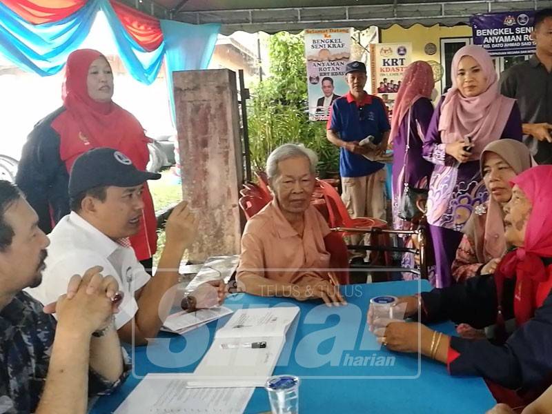 MD Farid berbual dengan orang ramai di program berkenaan