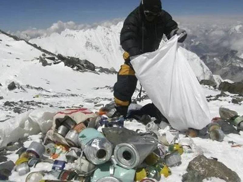 Timbunan sampah sarap mencacatkan pemandangan di puncak tertinggi di dunia itu.