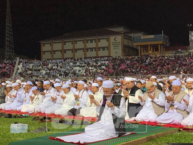 Timbalan Mufti Kelantan, Datuk Abdul Kadir Nik Muhamad membaca doa ketika solat hajat memohon mempermudahkan bayaran balik tuntutan royalti minyak negeri ini.