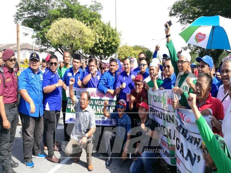  Asyraf bergambar bersama penyokong BN dan Pas semasa menghadiri Hari Penamaan Calon bagi PRK DUN Semenyih.