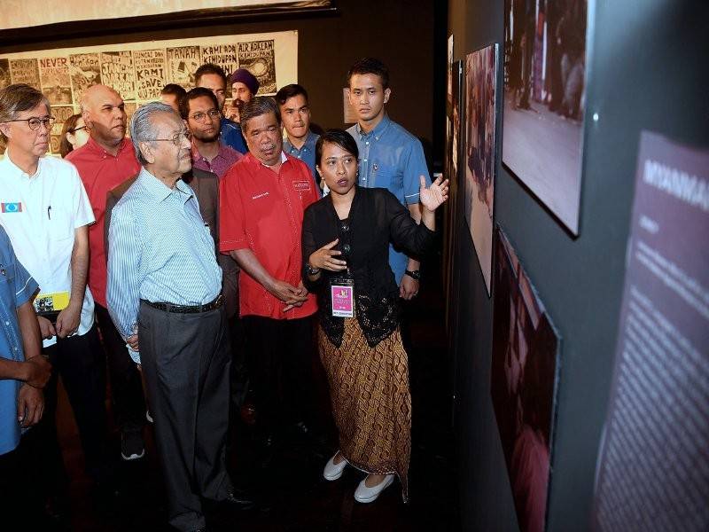 Perdana Menteri Tun Dr Mahathir Mohamad (tiga, kiri) ketika membuat lawatan ke pameran Forsea KL ’19 Democracy Fest di Black Box Publika hari ini.
Turut sama Menteri Pertahanan Mohamad Sabu. (tiga, kanan) - Foto Bernama