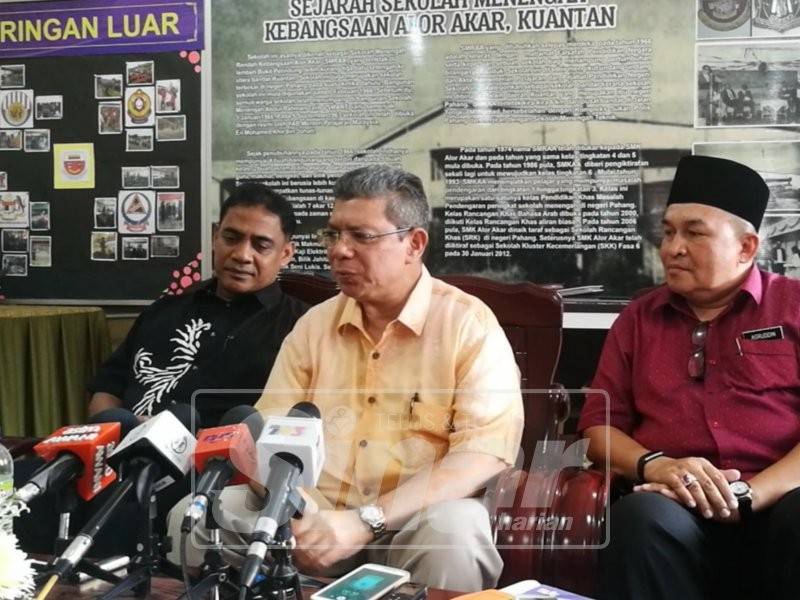 Saifuddin pada sidang media Majlis Perasmian Dewan Jubli Emas Sekolah Menengah Kebangsaan Alor Akar, hari ini.