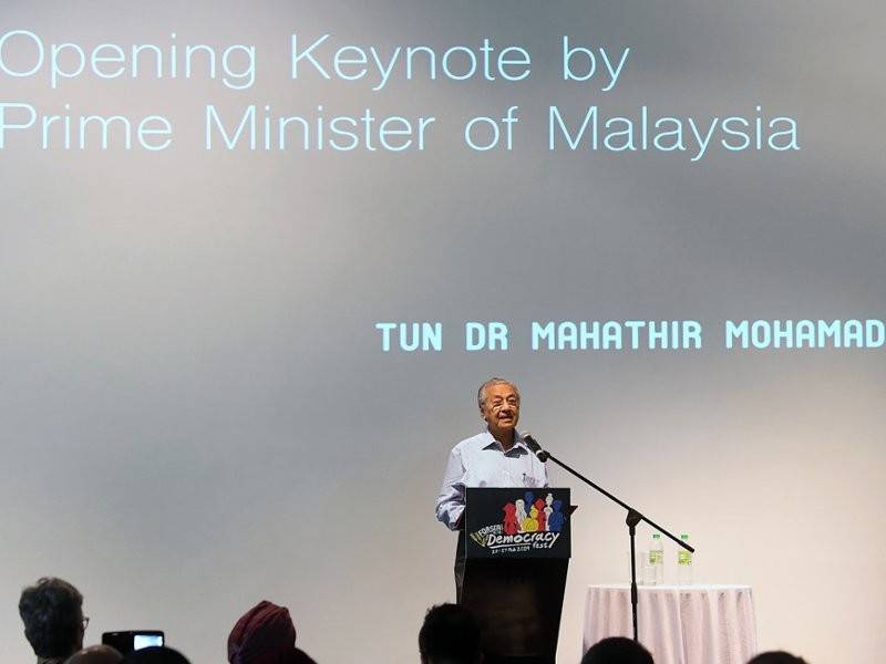 Perdana Menteri Tun Dr Mahathir Mohamad berucap pada Forsea KL ’19 Democracy Fest di White Box Publika hari ini. Foto: Bernama