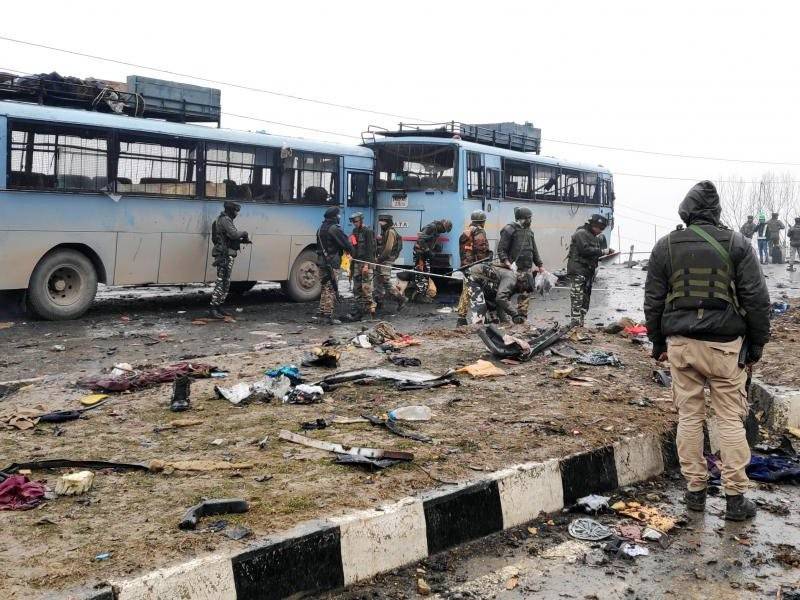 Anggota keselamatan India memeriksa tapak letupan di Lethpora.