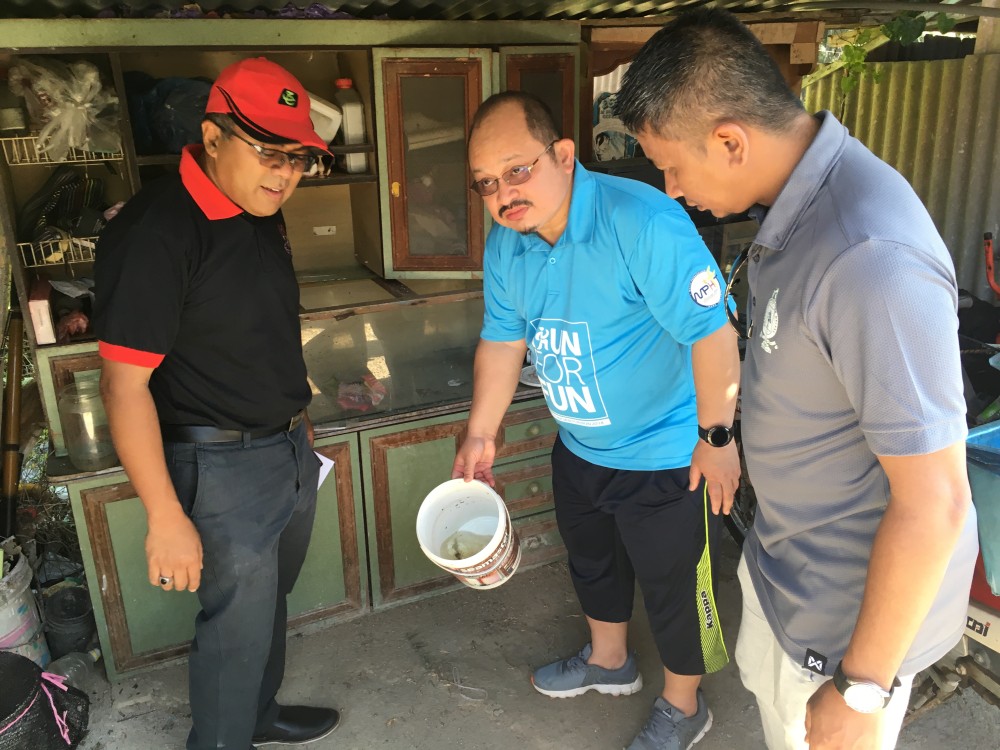 Shamsul Iskandar menyertai Program Gotong Royong Perdana di Taman Paya Dalam, Ayer Molek.