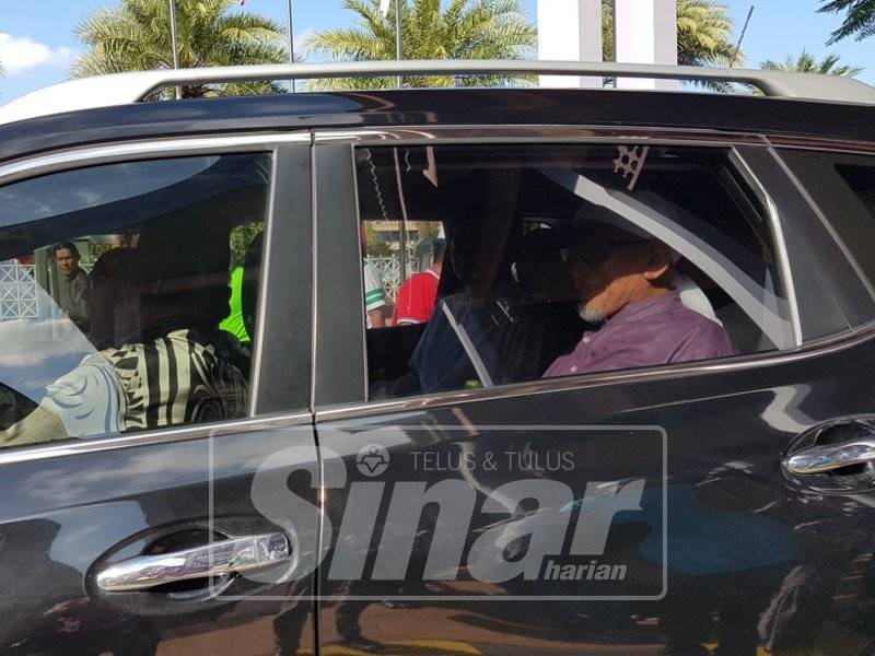 Abdul Hadi segera meninggalkan dewan dengan menaiki Nissan Xtrail.