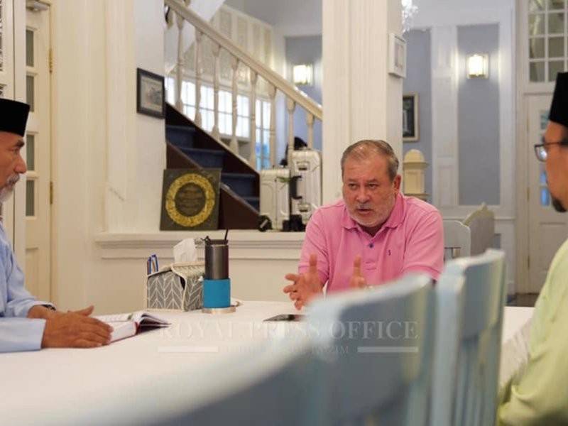 Sultan Ibrahim ketika pertemuan baginda bersama Noh dan Yahya, hari ini. - Foto Facebook rasmi pejabat Akhbar Istana Johor