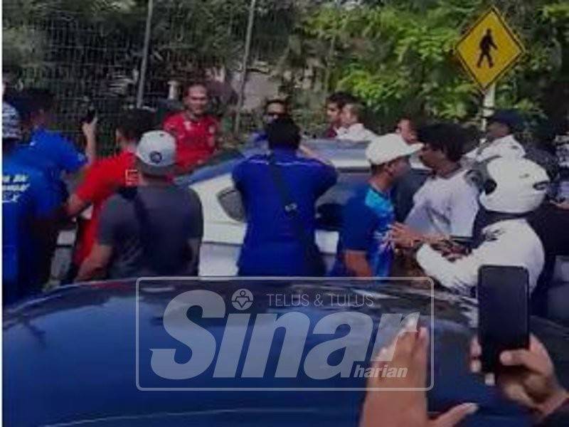 Paparan skrin penyokong BN ‘menyerang’ Syed Saddiq ketika beliau berjalan berhampiran kumpulan penyokong BN.