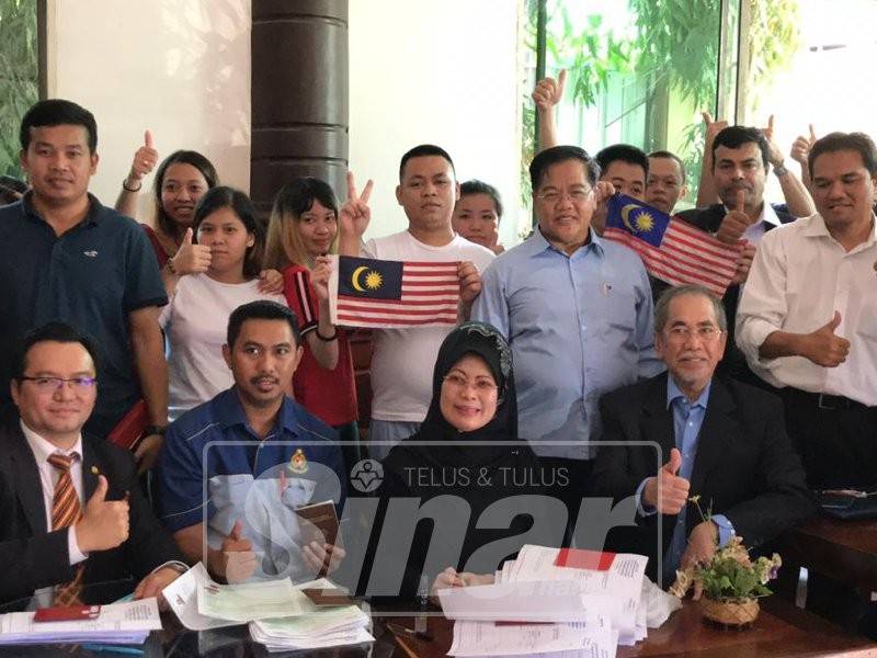 Wakil kerajaan Sarawak dan Menteri Kanan Tugas-Tugas Khas Kemboja bersama 47 rakyat Malaysia yang ditahan.