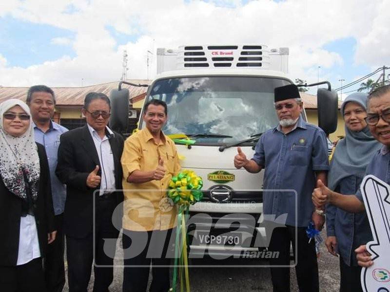 Mazlan (empat, kiri) ketika penyerahan lori cold truck LPP kepada PPK Kota Tinggi.