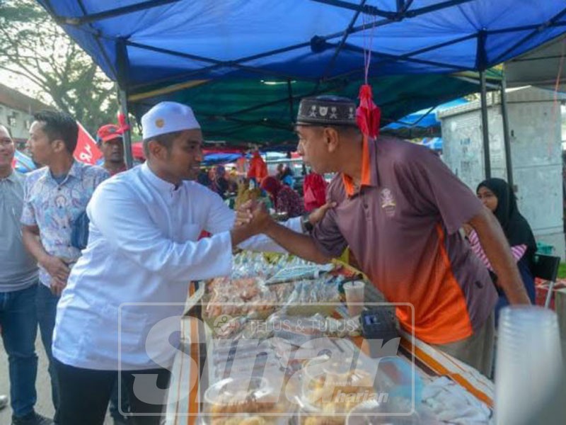  Aiman Zanali berjumpa dan beramah mesra dengan peniaga-peniaga Pasar Pagi Semenyih. FOTO: SHARIFUDIN ABDUL RAHIM 