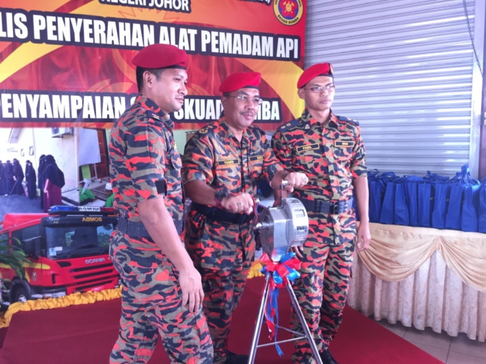 Yahaya (tengah) ketika menyempurnakan gimik perasmian majlis berkenaan.