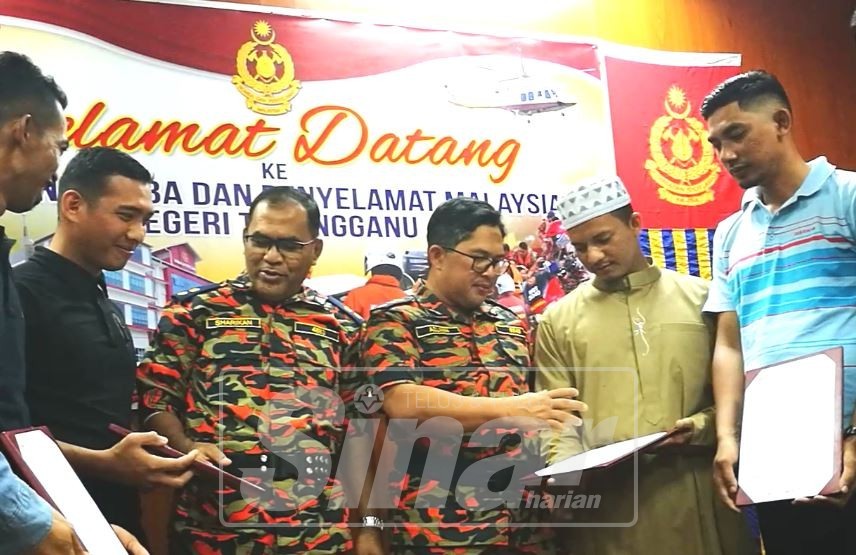 Azlimin (empat, kanan) bersama lima Wira Darul Iman sempena majlis penghargaan, ucapan terima kasih serta bual bicara di Dewan Mini, Ibu Pejabat JBPM Terengganu, hari ini.