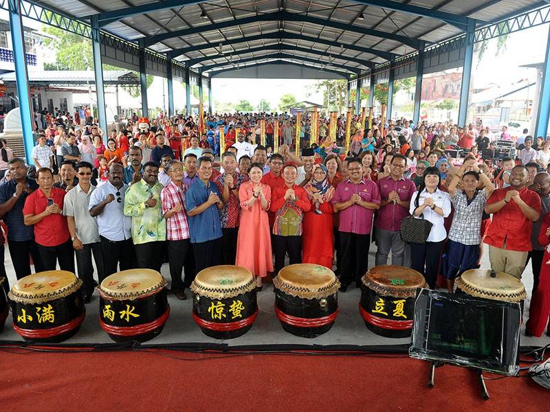 Menteri Pendidikan yang juga Ahli Parlimen Simpang Renggam, Dr Maszlee Malik (depan, tengah) bergambar bersama pengunjung yang hadir di Program Jamuan Makan Sempena Tahun Baharu Cina di Dewan Majlis Pengurusan Komuniti Kampung, Kampung Baru Simpang Renggam, Kluang, hari ini. - Foto Bernama