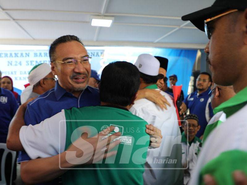 Datuk Seri Hishammuddin Hussein ketika menemui penyokong Pas di Kajang, hari ini. Foto: SHARIFUDIN ABDUL RAHIM