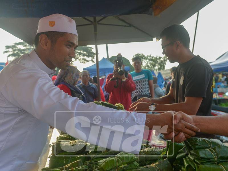 Calon PH, Aiman Zanali berjumpa dan beramah mesra dengan peniaga-peniaga di Pasar Pagi Semenyih hari ini. - Foto: SHARIFUDIN ABDUL RAHIM