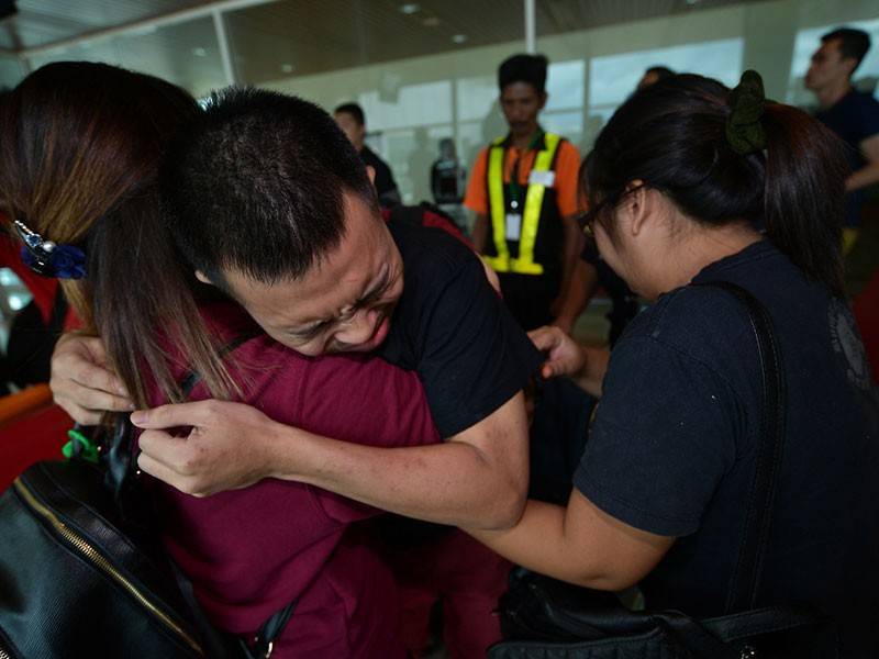 Seramai 40 anak Sarawak yang ditahan di penjara Kemboja kerana disyaki terlibat aktiviti perjudian dalam talian secara haram, selamat tiba di Terminal VIP Lapangan Terbang Antarabangsa Kuching, pada jam 2.20 petang hari ini, bersama-sama tiga lagi bekas tahanan dari Sabah. - Foto Bernama