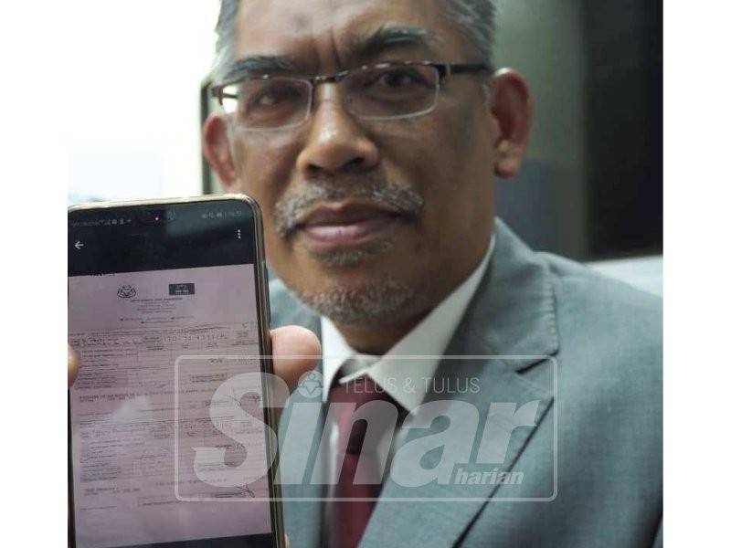 Dr Ismail menunjukkan salinan transaksi wang daripada UMNO kepada Pas.