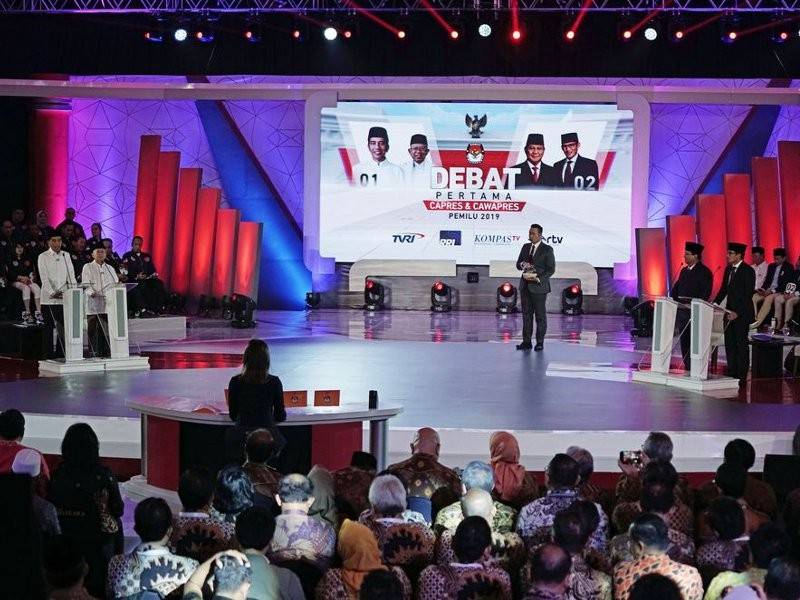 Jokowi dan Prabowo bersama regu masing-masing ketika debat pusingan pertama pada 17 Januari lalu.