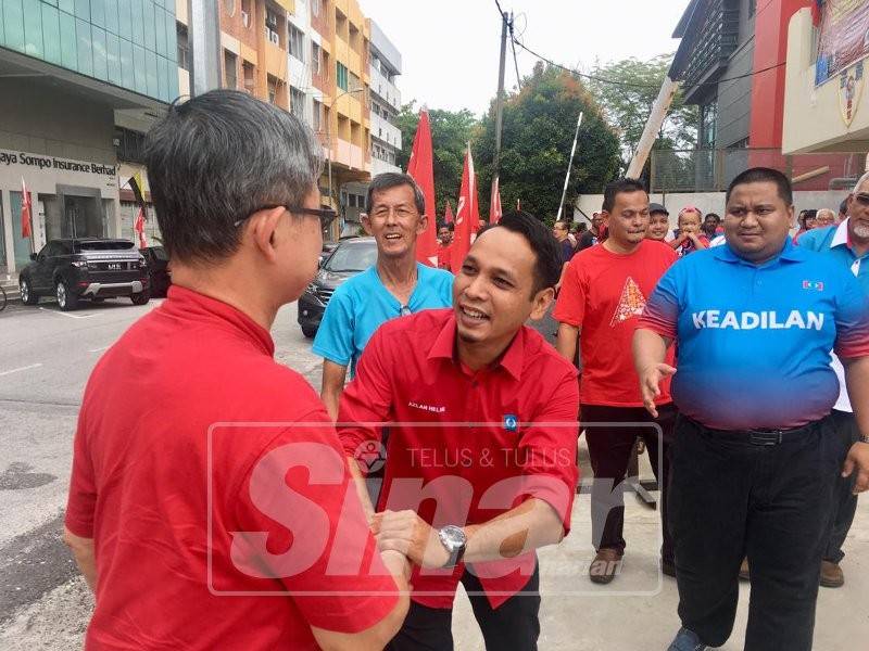 Mohd Azlan menyambut ketibaan Boon Chye ke majlis tersebut.