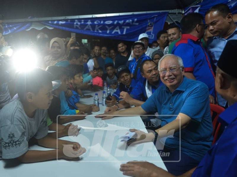 Najib ketika bersama penduduk Flat Baiduri, Bandar Tasik Kesum, hari ini.