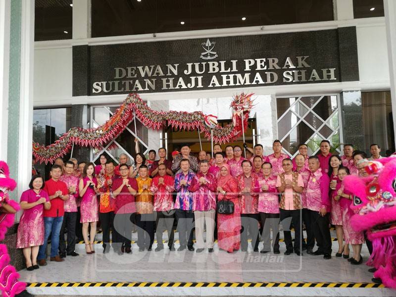 Saifuddin bergambar bersama tetamu khas dan pimpinan Gabungan Persatuan-Persatuan Tionghua Kuantan, semalam.