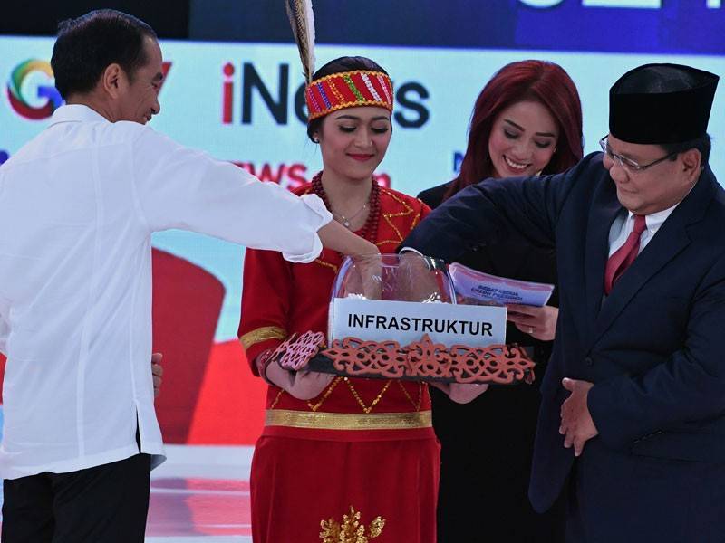 Kedua-dua calon Pilpres memilih soalan secara rawak ketika debat pusingan kedua, semalam. - Foto: AFP