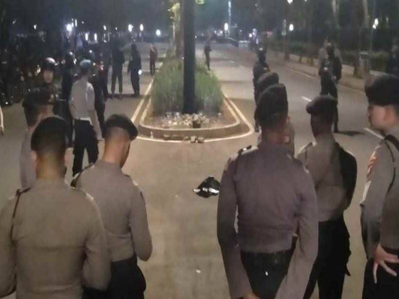  Anggota polis mengawasi paramiter di sebuah kawasan pakir tidak jauh dari hotel berlangsungnya debat Pilpres 2019 pusingan kedua.