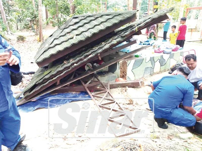 Keadaan wakaf yang roboh di Taman Eco Rimba Ulu Bendul, semalam. 