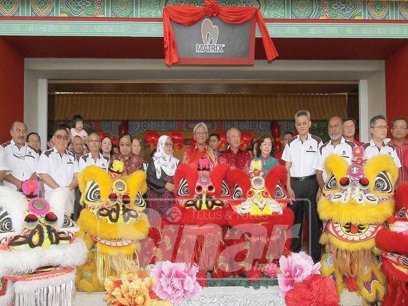 Datuk Haslah (tengah) bergambar bersama kumpulan tarian singa di d’Tempat, semalam.