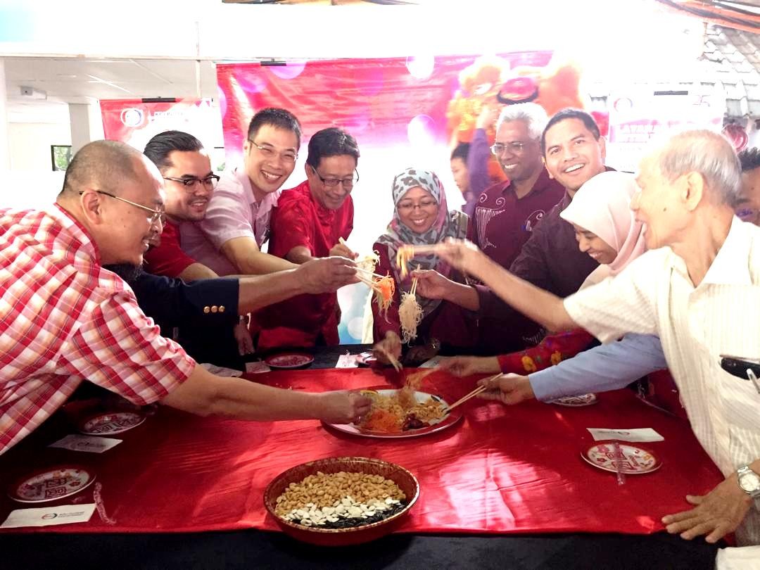 Haliza (lima,kanan) bersama Khairun (enam,kanan) ketika bersama-sama menjamu Yee Sang pada majlis berkenaan.