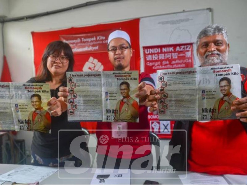 Nik Aziz menunjukkan manifesto yang dilancarkan di Pejabat PSM. Foto SHARIFUDIN ABDUL RAHIM