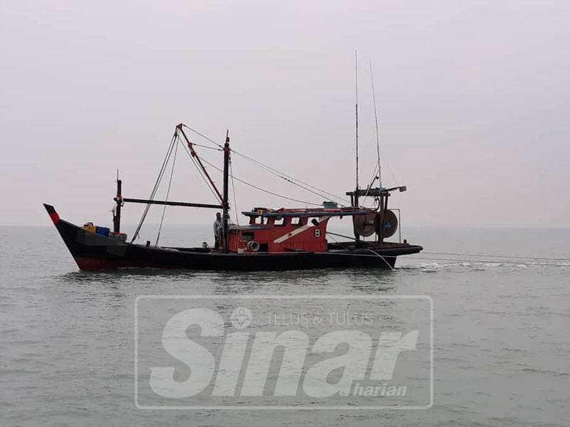 Bot nelayan tempatan kelas B ditahan kerana melanggar syarat lesen iaitu menunda kurang dari 5 batu nautika.