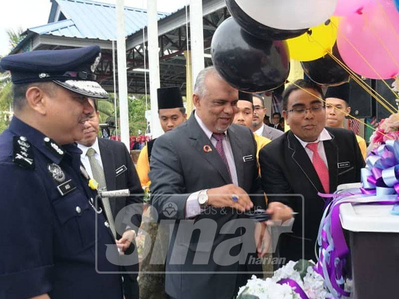 Datuk Aidi Ismail (kiri) turut sama dalam perasmian pelancaran Jom Ke Sekolah oleh Pengarah Pendidikan Terengganu, Shafruddin Ali Hussin (dua kanan), yang berlangsung di Sekolah Menengah Kebangsaan Sultan Mansor, di sini, hari ini.