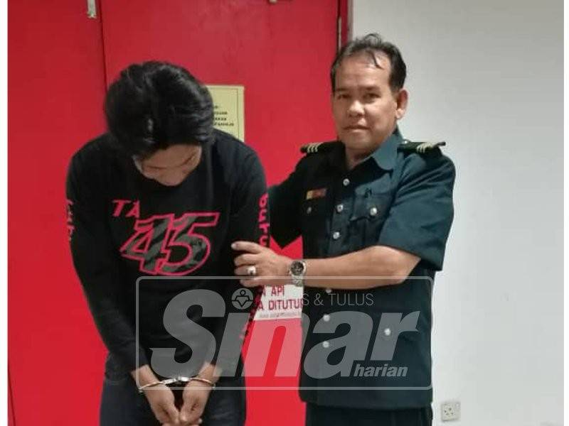 Tertuduh, Foo Che Chean, 40, dikenakan denda RM12,000 oleh Mahkamah Sesyen Kuala Terengganu hari ini kerana menebang pokok dalam hutan tanpa lesen.