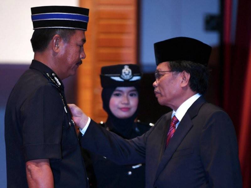 Ketua Menteri Sabah Datuk Seri Mohd Shafie Apdal menyampaikan Pingat Kedaulatan Negara Polis DiRaja Malaysia Kontinjen Sabah kepada Ketua Jabatan Siasatan Jenayah Kontinjen Sabah SAC Jauteh Dikun dalam satu majlis di sini hari ini. Foto: Bernama