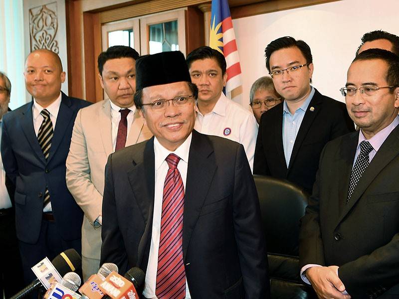 Ketua Menteri Sabah Datuk Seri Mohd Shafie Apdal mengadakan sidang media pendiriannya mengenai hasrat Parti Pribumi Bersatu Malaysia (Bersatu) ke Sabah hari ini. - Foto Bernama