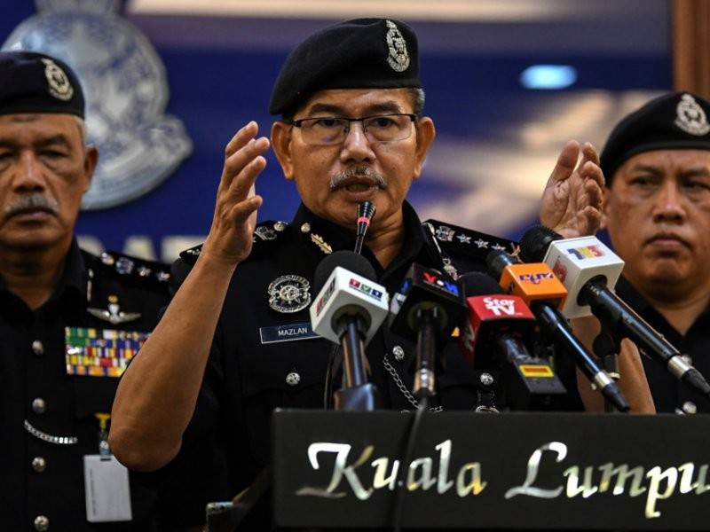 Ketua Polis Kuala Lumpur Datuk Seri Mazlan Lazim (tengah) ketika sidang media kegiatan judi dalam talian di Ibu Pejabat Kontinjen Polis Kuala Lumpur hari ini. Foto: Bernama