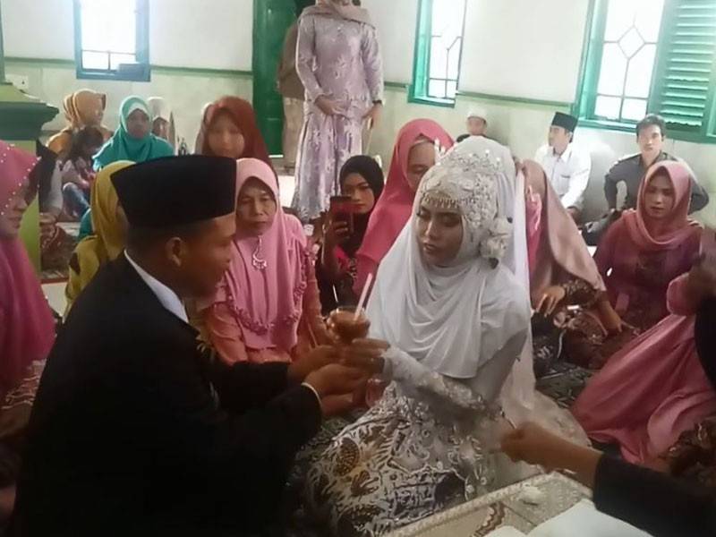 Pasangan pengantin hanya memilih segelas cendol sebagai mas kahwin.