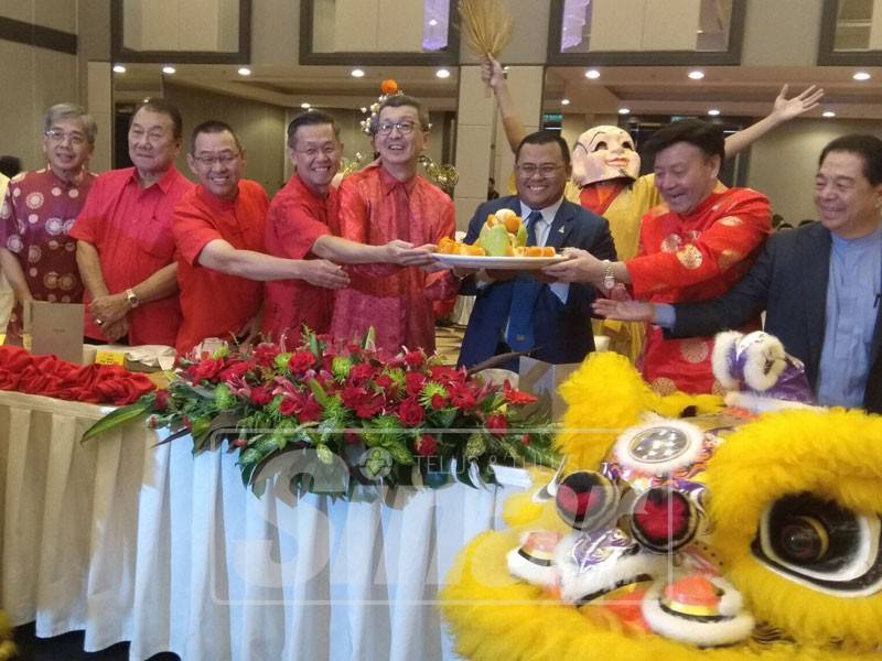 Amirudin (tiga, kanan) bersama Presiden Persekutuan Persatuan-Persatuan Hokkien Malaysia, Tan Sri Lim Hock San (empat, kiri) ceria meraikan sambutan Tahun Baru Cina pada program ramah mesra hari ini