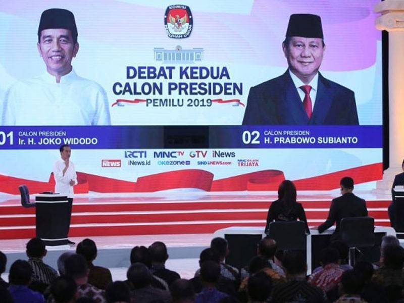 Prabowo (kanan) dilihat dengan lantang mengkritik Jokowi berhubung beberapa isu ketika sesi debat pusingan kedua di Jakarta, semalam.