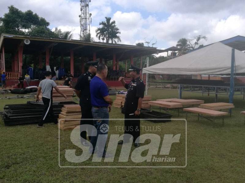 Mohd Zamri (kanan) membuat persiapan gelanggan kejohanan muay thai di Padang Astaka Jertih hari ini.