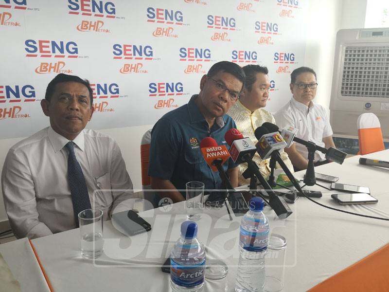 Saifuddin (tengah) pada sidang media.