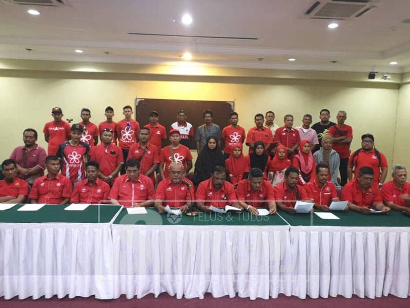 Roslan (hadapan, lima kanan) mengetuai lebih 30 ahli akar umbi Bersatu Bahagian Bukit Gantang mengadakan sidang media membidas tindakan Shaharuddin dan beberapa pemimpin Bahagian Bersatu di Perak mendesak Ahmad Faizal letak jawatan parti, hari ini.